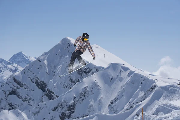 山でのスノーボード ジャンプ。極端な冬のスポーツ. — ストック写真
