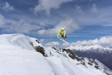 Kayakla atlama Dağları üzerinde. Aşırı kış spor.