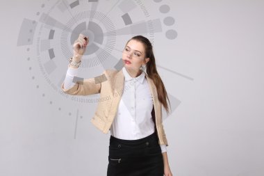 Geleceğin teknolojisi. Fütüristik arabirimiyle çalışan kadın