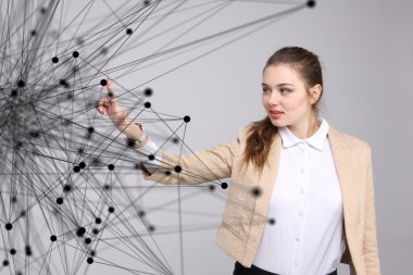 Küresel ağ bağlantı kavramı, fütüristik arabirimiyle çalışan kadın.