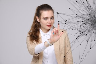 Küresel ağ bağlantı kavramı, fütüristik arabirimiyle çalışan kadın.