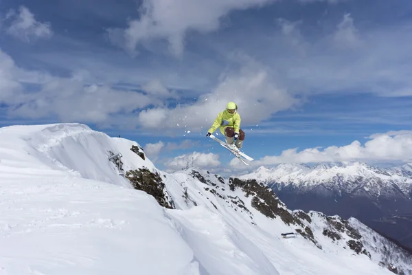 Ski jump na horách. Extrémní zimní sport. — Stock fotografie