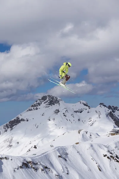Ski jump na góry. Sportów ekstremalnych Zimowych. — Zdjęcie stockowe