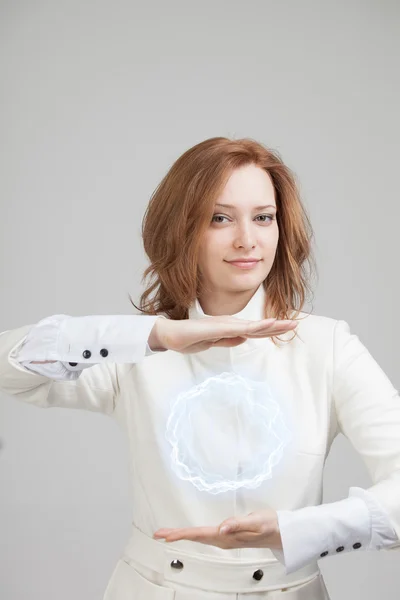 Vrouw met gloeiende magische energie bal. — Stockfoto