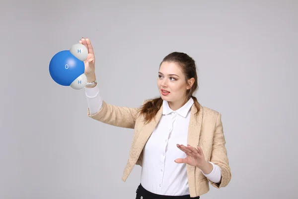 Mujer joven científica con modelo de molécula de agua . —  Fotos de Stock