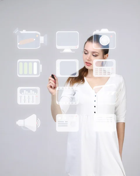 여자 가상 배경에서 하이테크 유형의 현대 멀티미디어 버튼을 누르면 — 스톡 사진