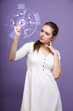 Geleceğin teknolojisi. Fütüristik arabirimiyle çalışan kadın