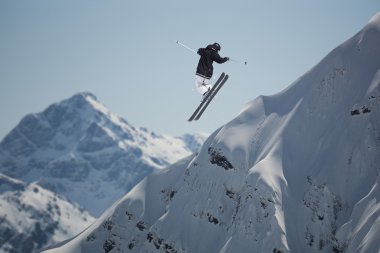 Dağlarda uçan kayakçı. Sıra dışı spor.