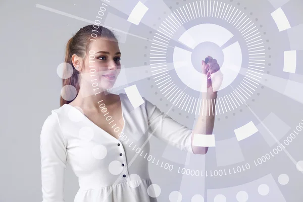 Framtidens teknik. Kvinna som arbetar med futuristiska gränssnitt — Stockfoto