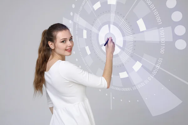 Technologie du futur. Femme travaillant avec une interface futuriste — Photo