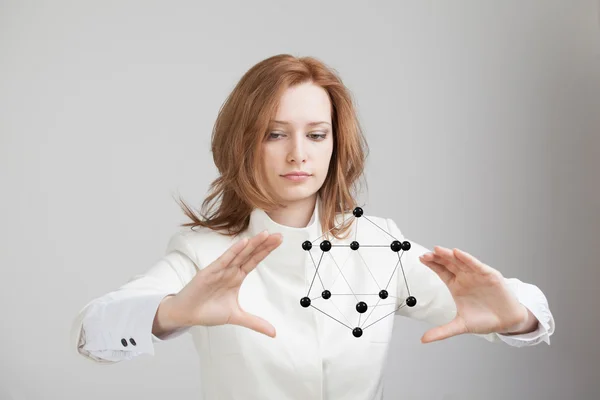 Mulher cientista segurando modelo de molécula ou rede de cristal . — Fotografia de Stock