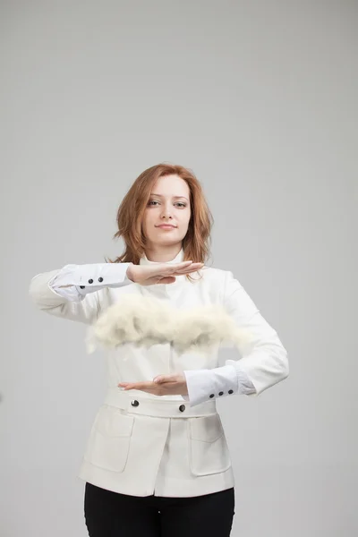 Молодая женщина держит облако, облачные вычисления концепции — стоковое фото