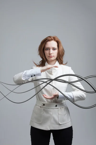 Frau mit elektrischen Kabeln oder Drähten, geschwungenen Linien — Stockfoto