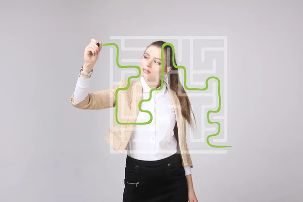 Junge Frau findet die Labyrinth-Lösung und schreibt auf Whiteboard. — Stockfoto