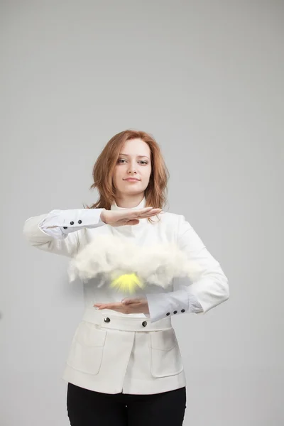 Giovane donna e sole che splendono da dietro le nuvole, cloud computing o concetto meteo — Foto Stock