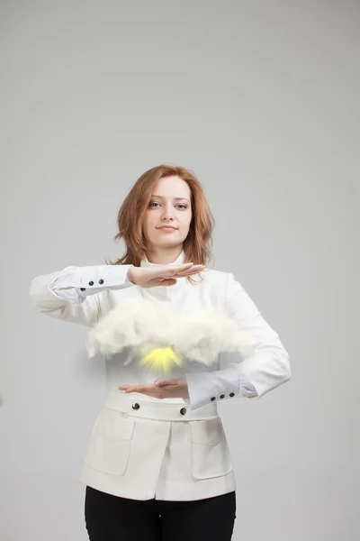 Jovem mulher e sol brilhando por trás das nuvens, computação em nuvem ou conceito de tempo — Fotografia de Stock