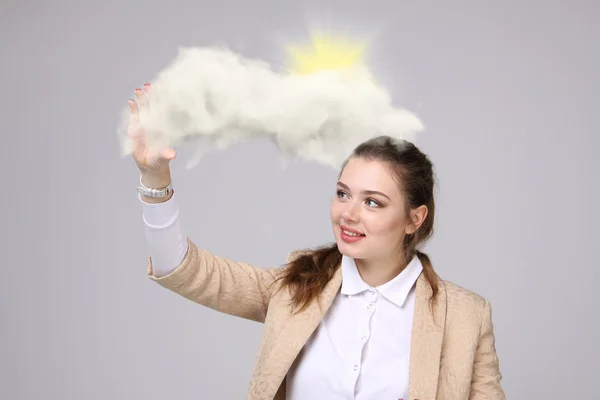 Jonge vrouw en de zon schijnt uit achter de wolken, cloud computing of weer concept — Stockfoto