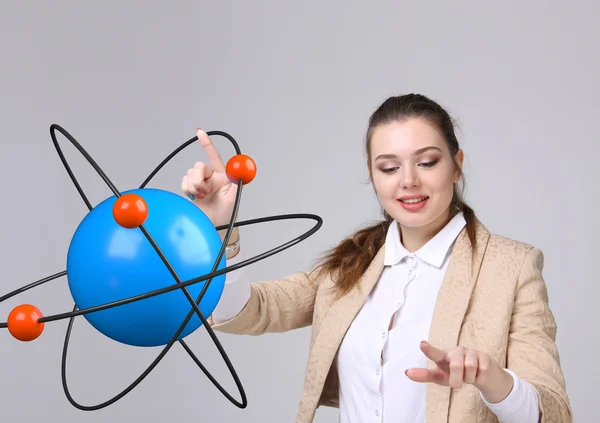 Vrouw wetenschapper met atoom model, onderzoek concept — Stockfoto