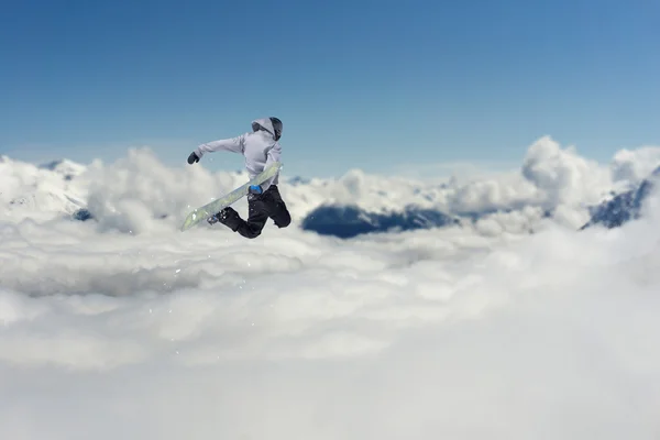 Flygande snowboardåkare på fjället. Extrem sport. — Stockfoto