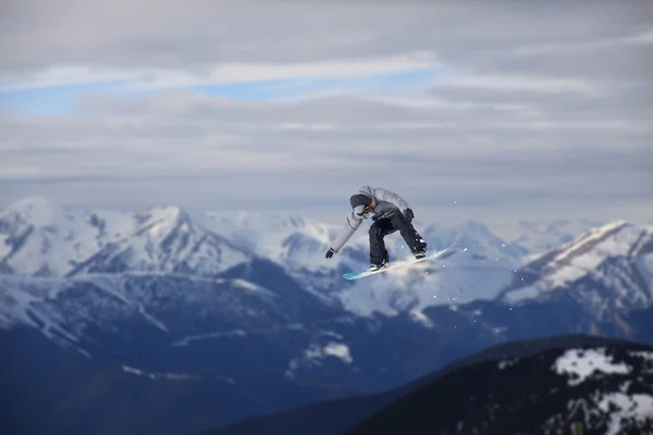 Dağlarda uçan snowboardcu. Sıra dışı spor. — Stok fotoğraf