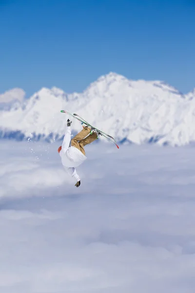 Fliegender Skifahrer auf den Bergen. Extremsport. — Stockfoto