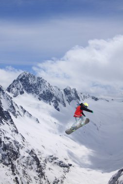 Dağlardaki atlama snowboard. Aşırı spor.