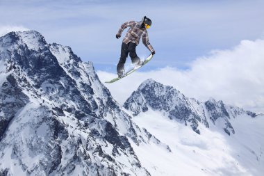 Dağlardaki atlama snowboard. Aşırı spor.