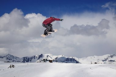Dağlardaki atlama snowboard. Aşırı spor.