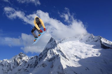 Dağlardaki atlama snowboard. Aşırı spor.