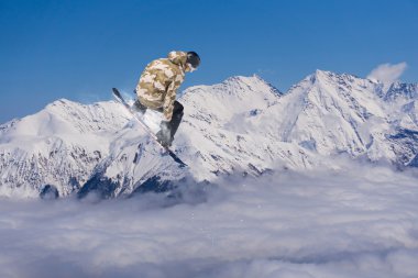 Dağlardaki atlama snowboard. Aşırı spor.