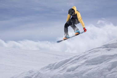 Dağlardaki atlama snowboard. Aşırı spor.