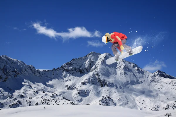 Snowboarder saltando em montanhas. Desporto extremo . — Fotografia de Stock