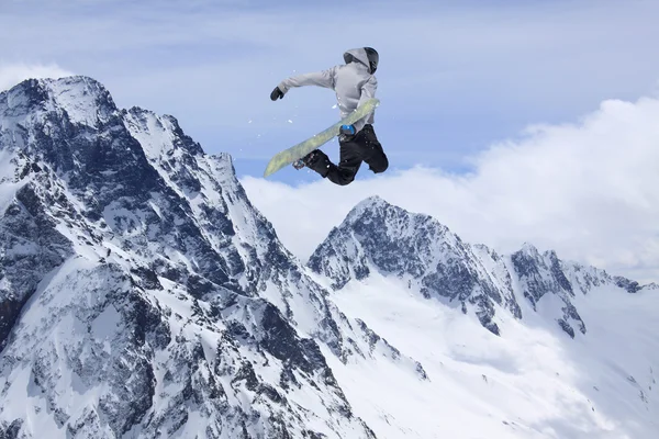 Snowboarder springen op de bergen. Extreme sporten. — Stockfoto