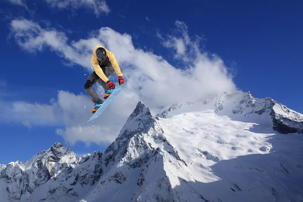 スノーボーダーの山にジャンプします。極端なスポーツ. — ストック写真