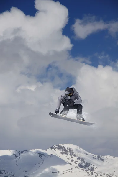 Snowboarder beim Bergspringen. Extremsport. — Stockfoto
