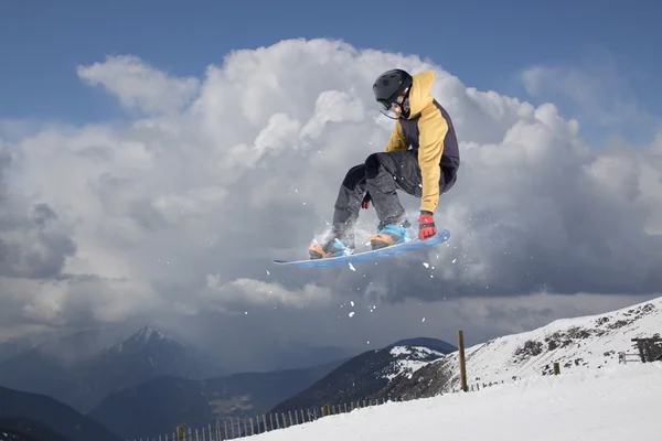 Snowboarder άλμα στα βουνά. Εξτριμ σπορ. — Φωτογραφία Αρχείου