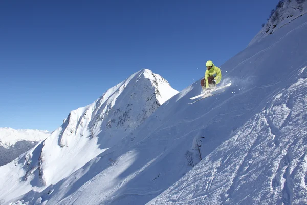Fliegender Skifahrer auf den Bergen. Extremer Wintersport. — Stockfoto