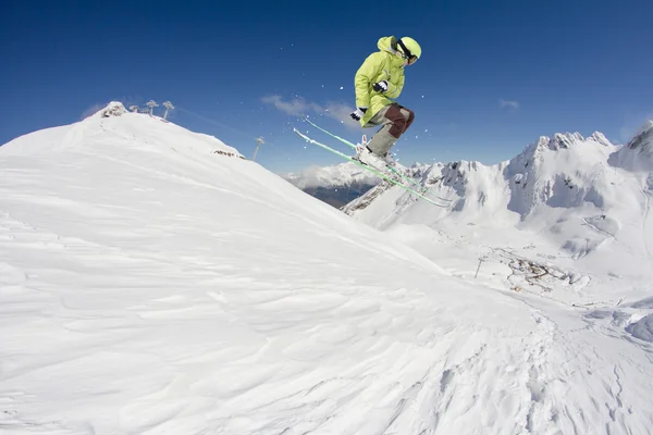 Fliegender Skifahrer auf den Bergen. Extremer Wintersport. — Stockfoto