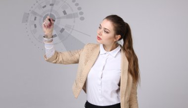 Geleceğin teknolojisi. Fütüristik arabirimiyle çalışan kadın