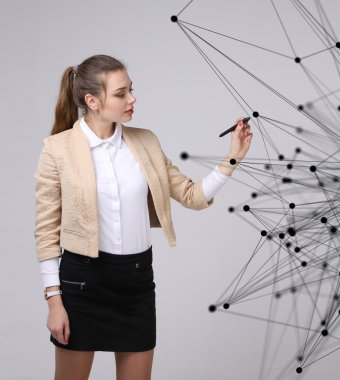 Küresel ağ bağlantı kavramı, fütüristik arabirimiyle çalışan kadın.