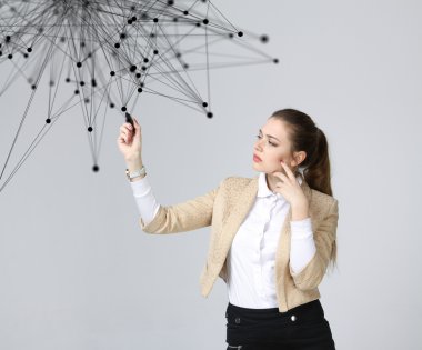 Küresel ağ bağlantı kavramı, fütüristik arabirimiyle çalışan kadın.