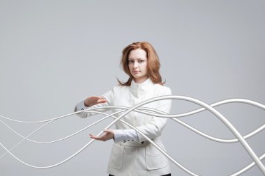 Elektrik kablolar ve teller, kadınla kavisli çizgiler