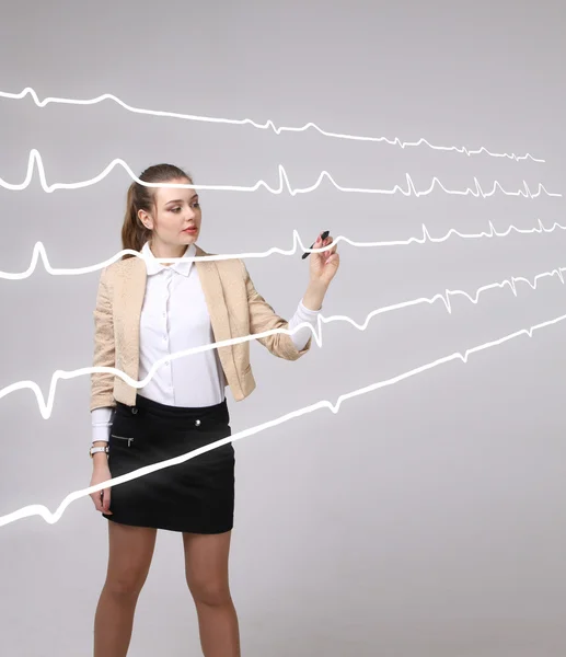 Medico donna e linee cardiografiche — Foto Stock