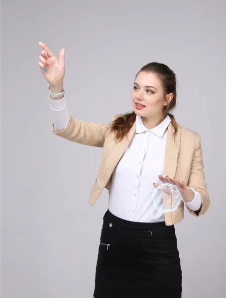 Vrouw met gloeiende magische energie bal. — Stockfoto