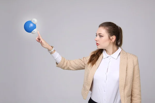 Jovem cientista com modelo de molécula de água . — Fotografia de Stock