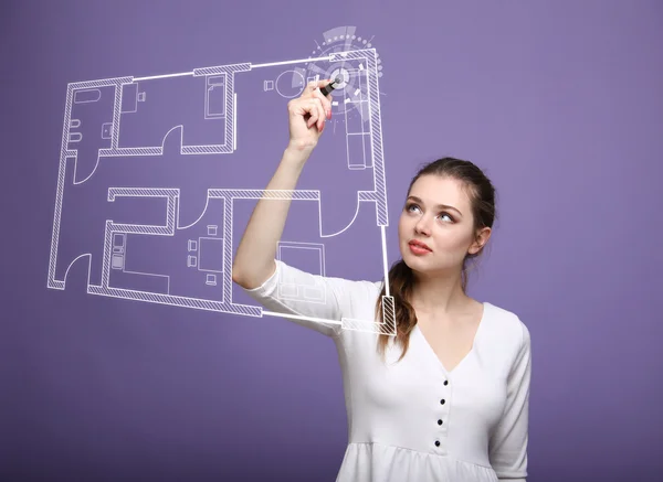 Θηλυκό αρχιτέκτονας που εργάζεται με ένα σχέδιο εικονικό διαμέρισμα — Φωτογραφία Αρχείου