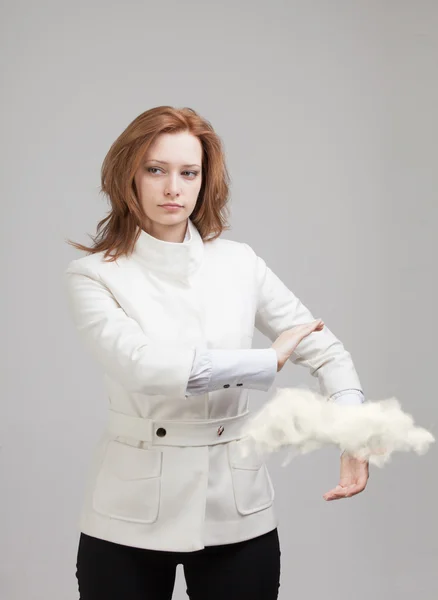 Junge Frau mit Cloud, Cloud Computing Konzept — Stockfoto