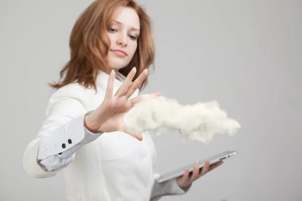 Młoda kobieta trzymając tablet i chmury, chmury obliczeniowej koncepcja — Zdjęcie stockowe