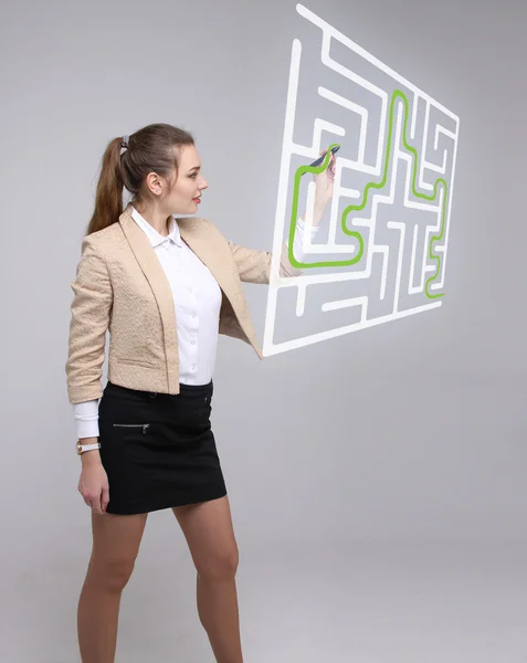 Junge Frau findet die Labyrinth-Lösung und schreibt auf Whiteboard. — Stockfoto