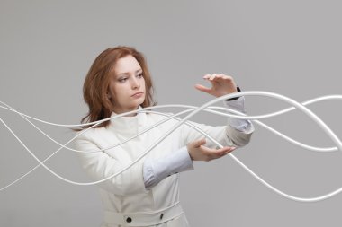 Elektrik kablolar ve teller, kadınla kavisli çizgiler